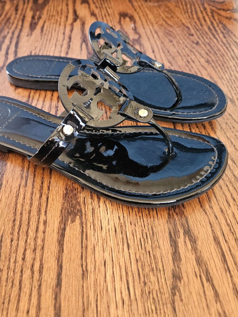 Tory Burch Miller Thong Sandal, Black Patent Size 8 - Picture 2 of 9
